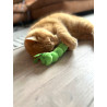rote Katze spielt mit grüner Stoffraupe