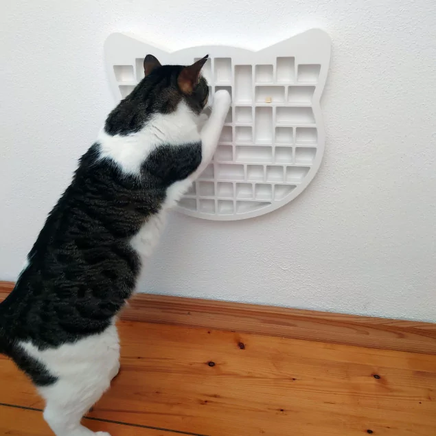 ewiCAT Fummelbrett für Katzen – Exklusives Wandspielzeug für Slow-Feed